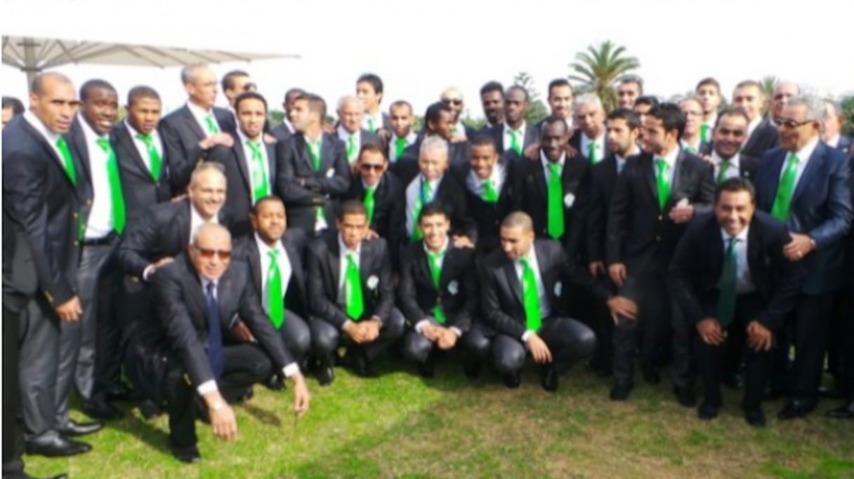 Photo souvenir du staff du Raja avant d'aller fêter l'exploit au Mondial des clubs avec les supporters.
