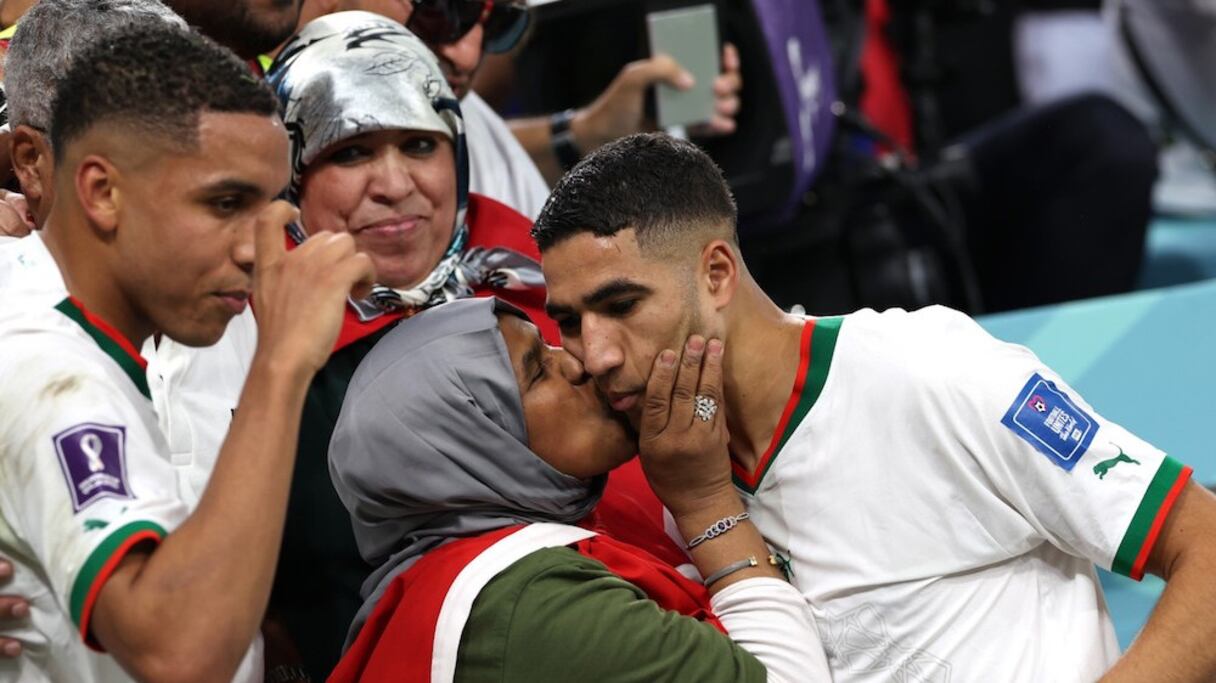 La maman d'Achraf Hakimi l'embrasse fort, à l'issue de Maroc-Belgique (2-0), à Doha, au Qatar, à l'édition 2022 de la Coupe du monde, le 27 novembre 2022. 
