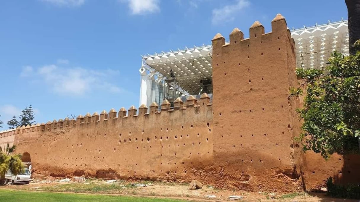 Le pan de la muraille des Almohades qui jouxte la gare de Rabat-ville.
