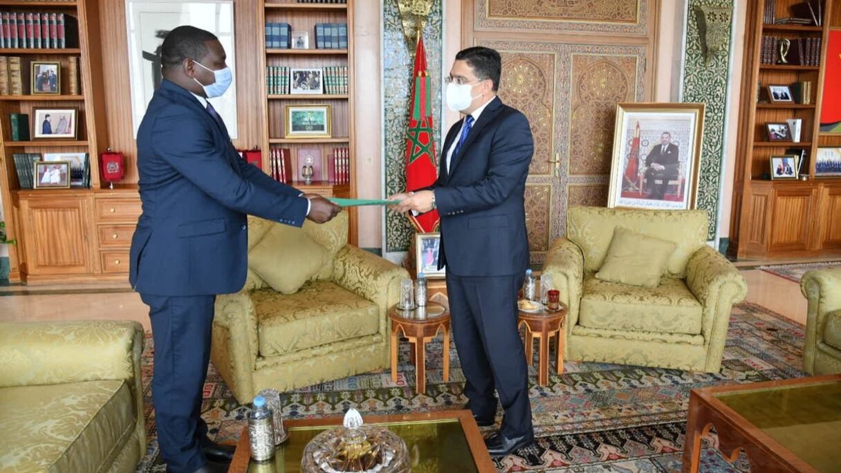 Benjamin Ndagijimana, consul général du Burundi à Laâyoune, et Nasser Bourita, ministre des Affaires étrangères, de la Coopération africaine et des Marocains résidant à l'étranger, mardi 7 septembre 2021, à Rabat.
