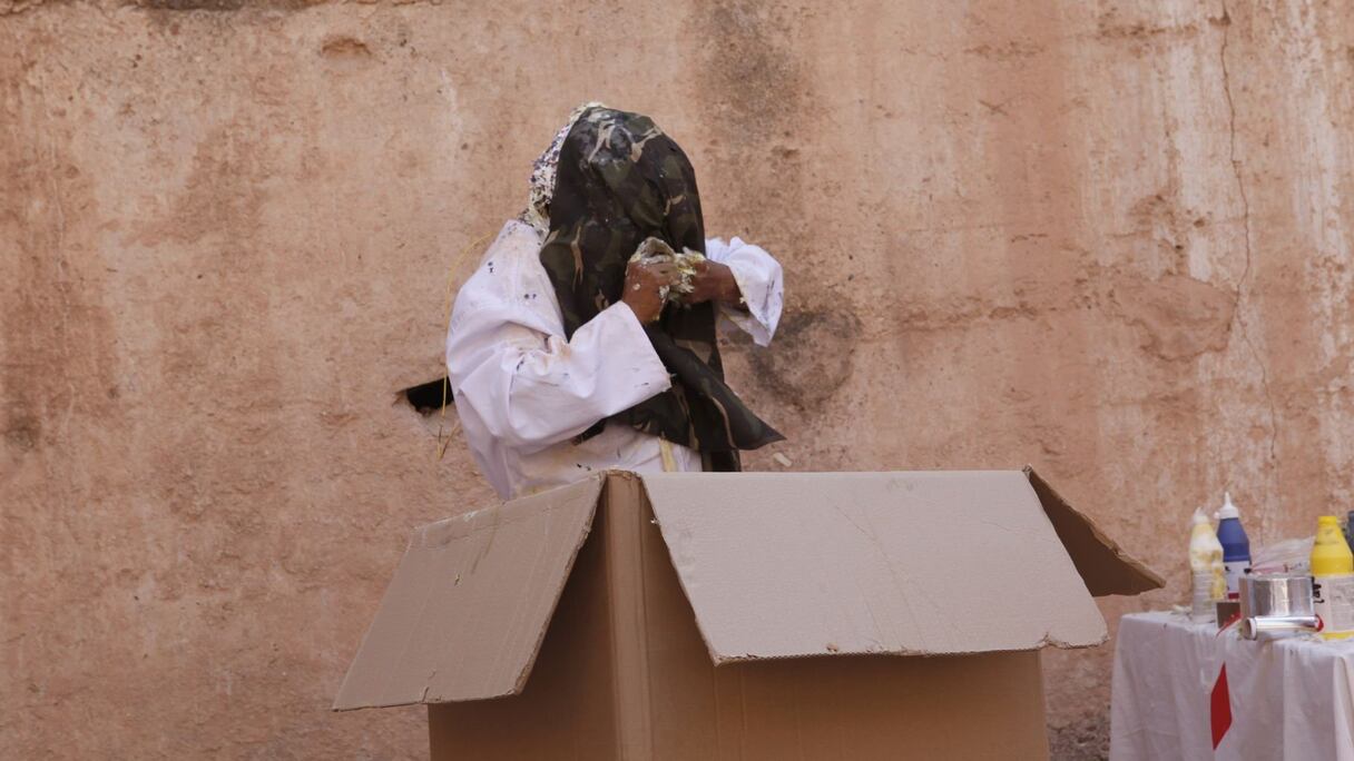 Yassine Balbzioui ne s'arrêtera pas là. Recouvrant de noir sa "Grosse tête", il s'engouffre dans une boîte en carton qui va le voler à la vue du public. 
