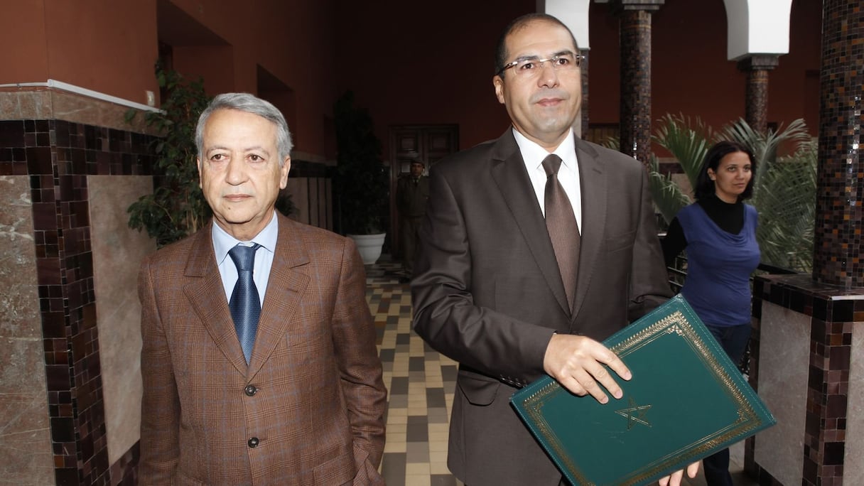 Mohamed Sajid, maire de Casablanca, accompagné du wali, Khalid Safir, s'apprête à faire sa sortie publique devant les élus et la presse.
