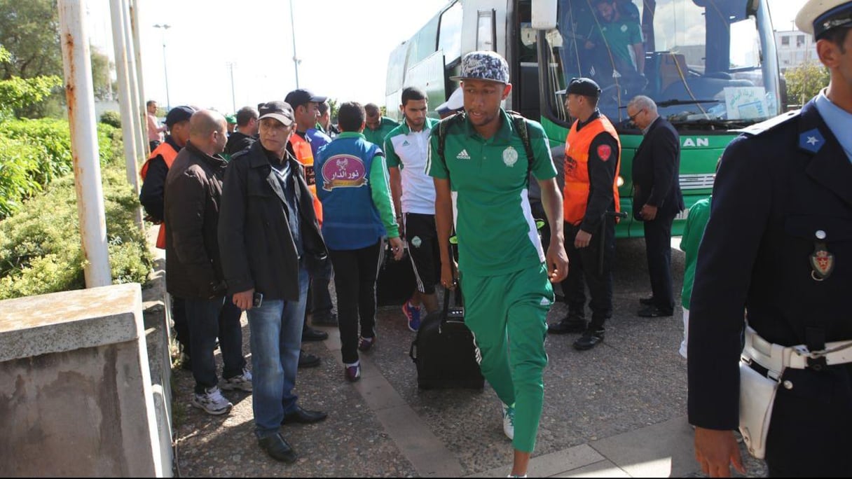 Très concentrés les rajaouis à l'heure de s'engouffrer dans les entrailles de leur stade. 
