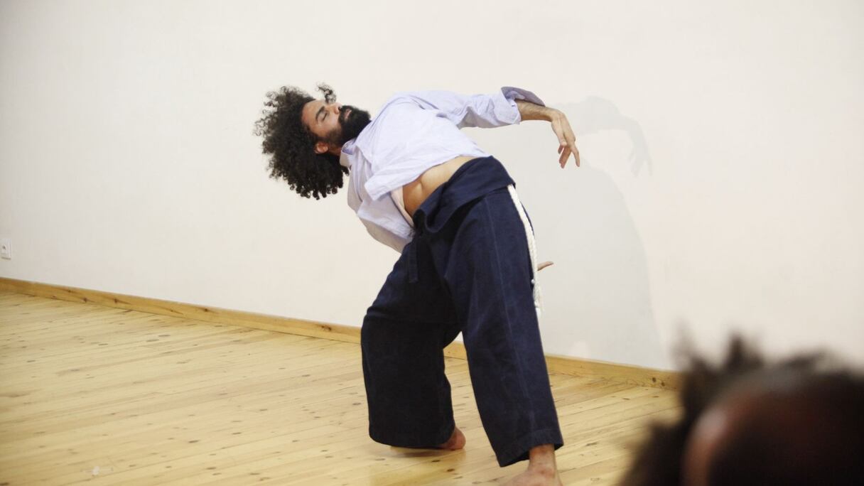 Diplômé du Cairo Opera House Contemporary Dance School Theatre, Qalah El Brogy est un artiste complet formé à la danse, au chant, à la comédie, à la musique. 
