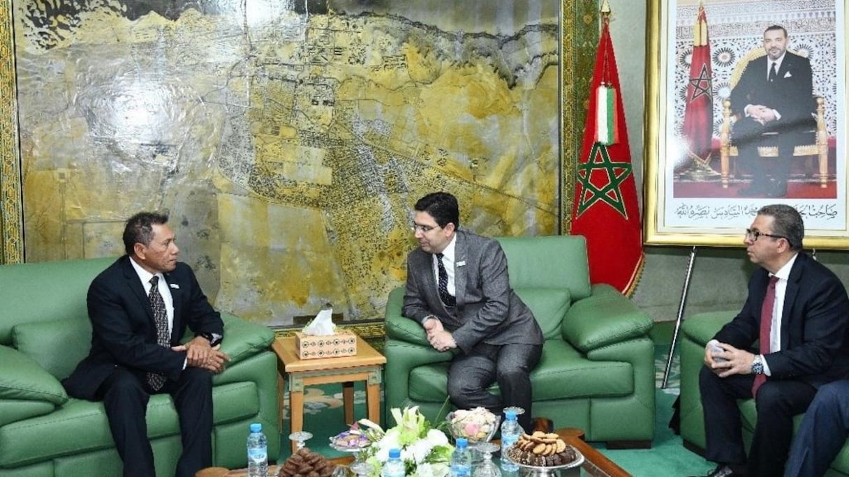 Le ministre de la communication des îles Salomon, Ped Shanel Agovaka, avec le ministre Nasser Bourita, en marge du 3è Forum des États insulaires du Pacifique, organisé à Laâyoune. 
