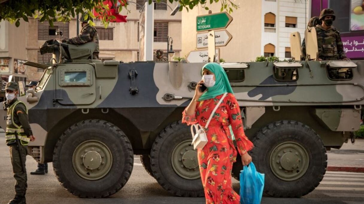 Un engin blindé des FAR déployé à Tanger, le 11 août 2020, pour faire respecter l'état d'urgence sanitaire.
