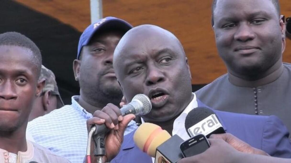 Idrissa Seck, leader du parti Rewmi, et Déthié Fall (arrière plan, à droite).
