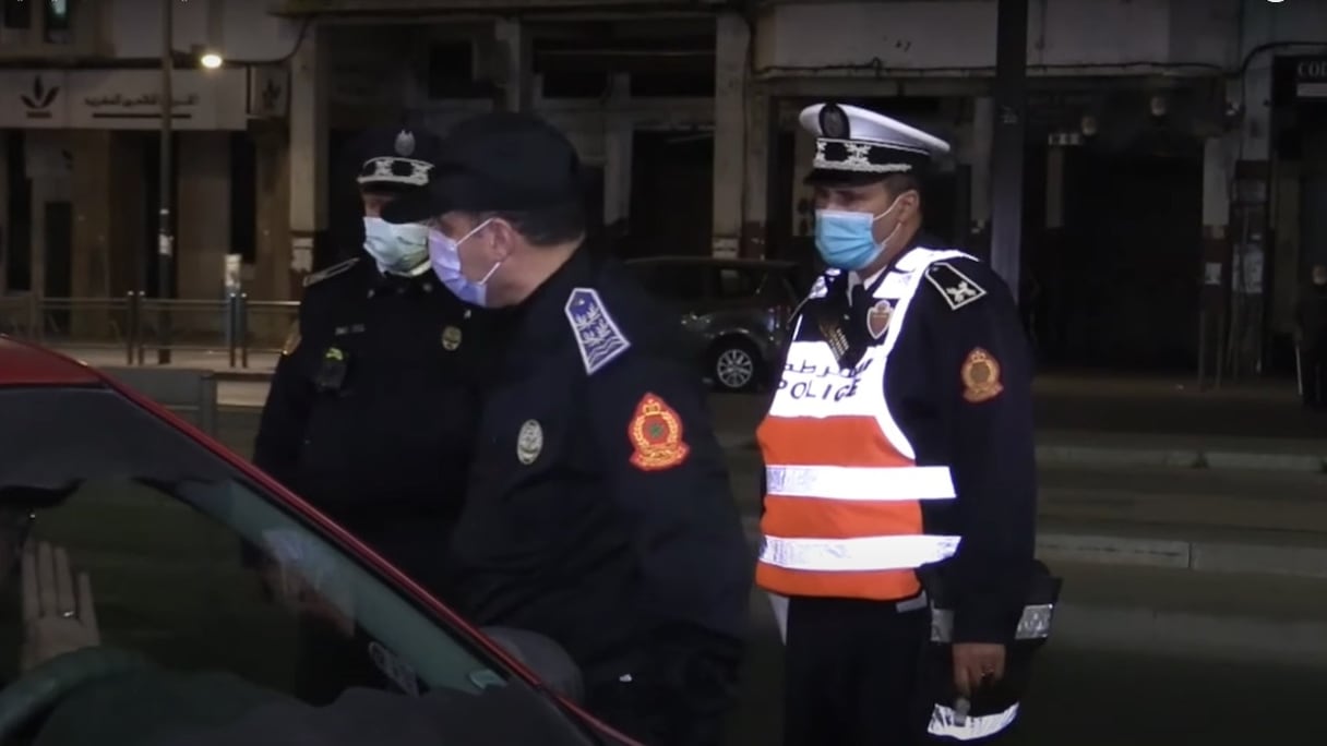 A Casablanca, le 7 mai 2021, les forces de l'ordre font respecter le couvre-feu nocturne décrété pendant le mois de ramadan.
