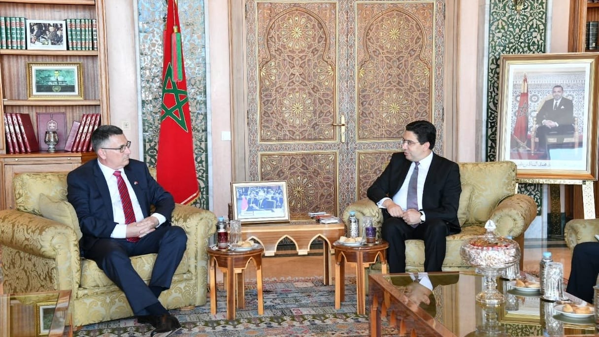 Le ministre des Affaires étrangères, Nasser Bourita, et le vice-Premier ministre et ministre israélien de la Justice, Gideon Saar, mercredi 27 juillet 2002 à Rabat.
