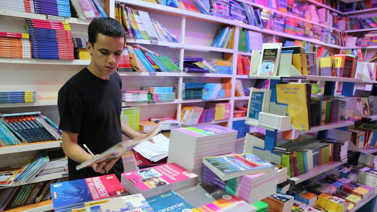 Après les cahiers et les classeurs colorés, les livres scolaires...
