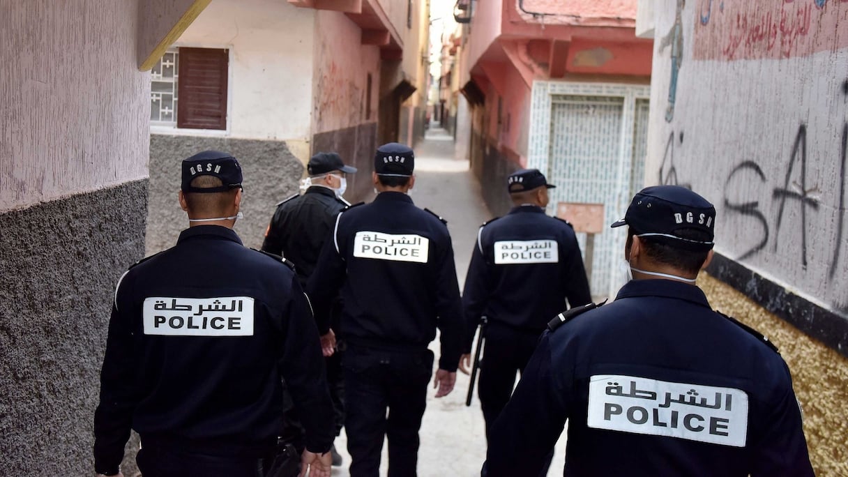 Des policiers patrouillent dans les rues.
