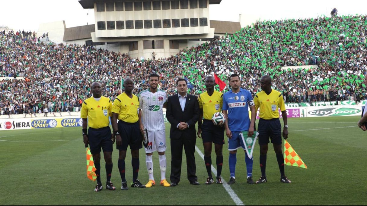 La photo officielle avec les deux capitaines. 
