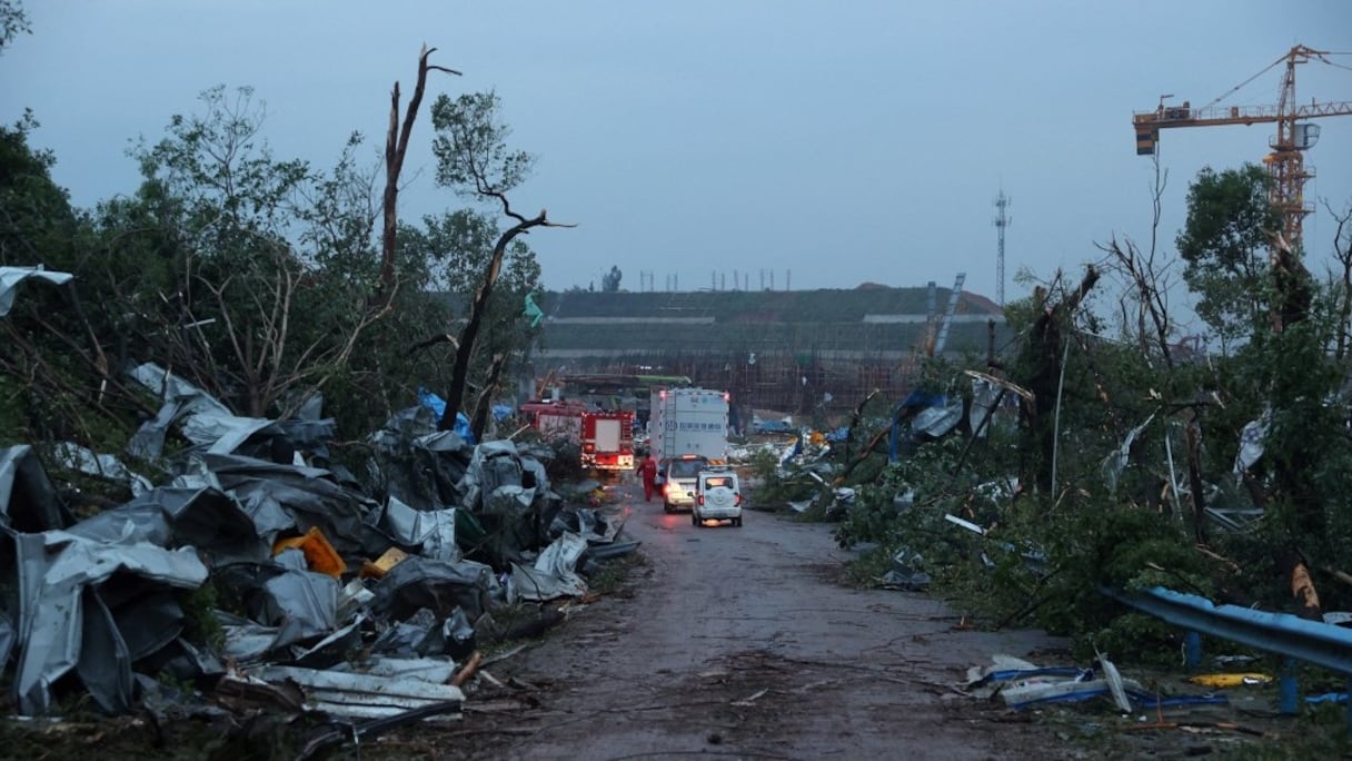 Des véhicules d'urgence à la rescousse de rescapés, après qu'une tornade a frappé une zone économique à Wuhan dans la province centrale du Hubei, en Chine, le 15 mai 2021.
