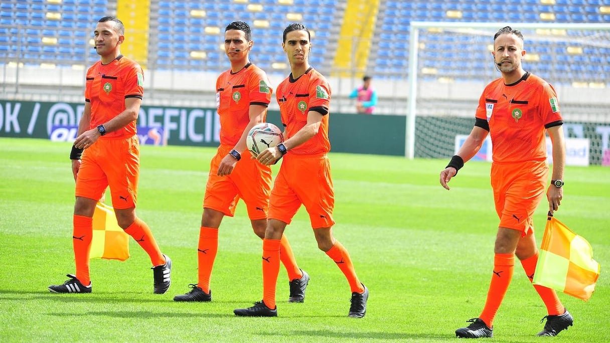 L'arbitre marocain Abdelaziz Lamssalek (2e sur la photo en partant de la droite), lors d'un match de football du championnat marocain de football.
