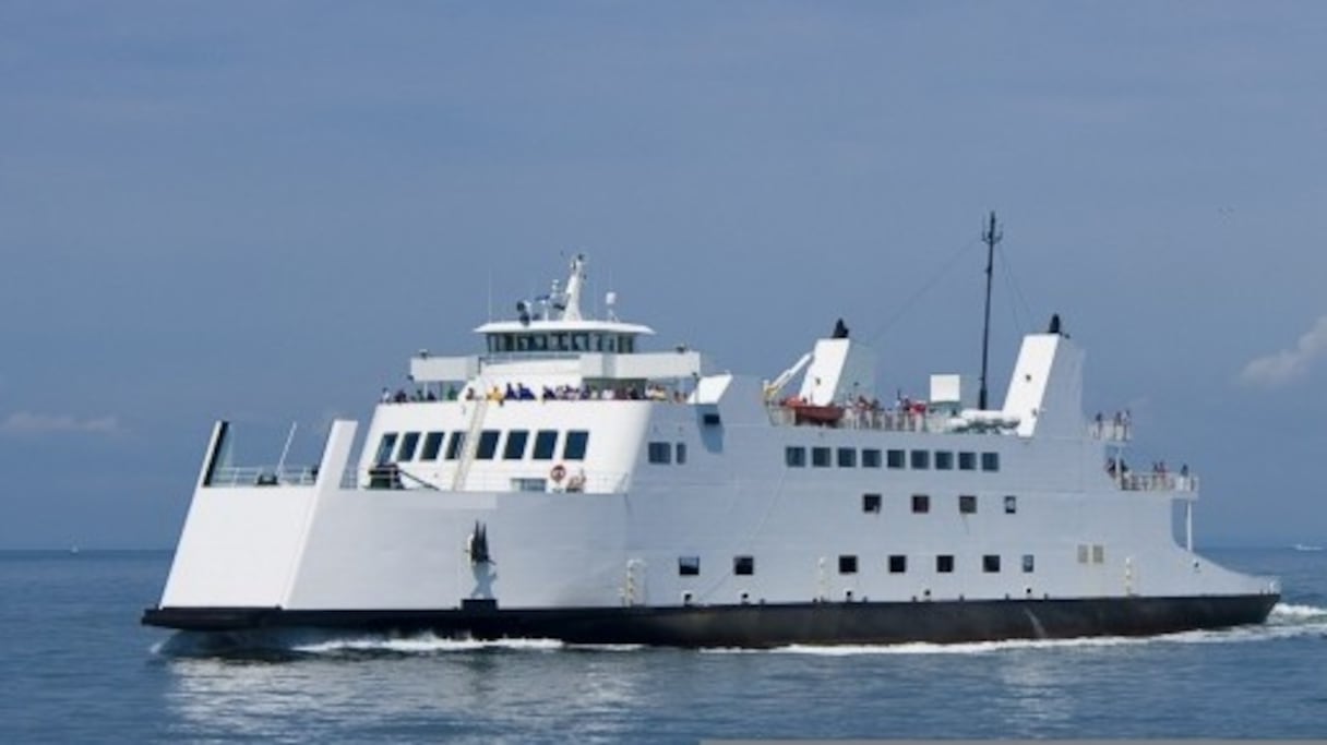 Un ferry en mer. 
