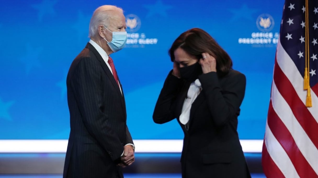 Le président élu Joe Biden et la vice-présidente élue Kamala Harris s'apprêtent à donner une conférence de presse au Queen Theater de Wilmington, dans le Delaware, le 19 november 2020. 
