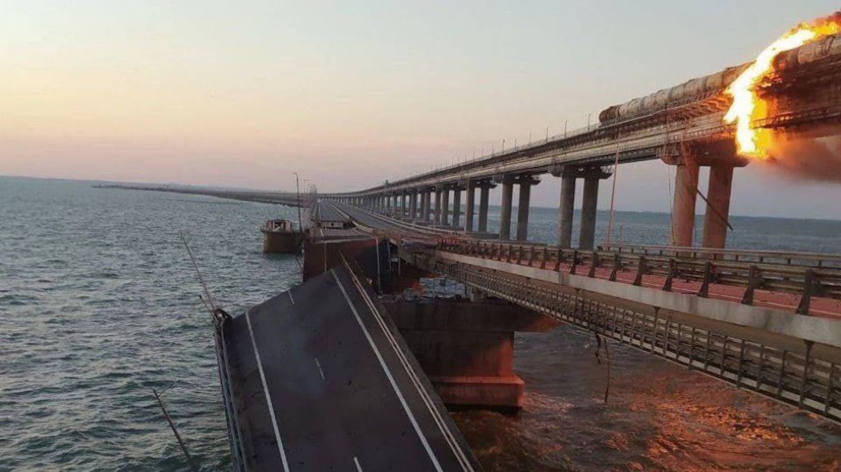 Image du pont de Crimée endommagé.
