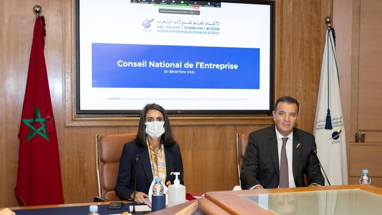 La ministre de l’Economie et des finances, Nadia Fettah Alaoui a tenu une réunion avec des chefs d'entreprises et Chakib Alj, président de la CGEM, au siège du patronat, à Casablanca, le 16 décembre 2021. 
