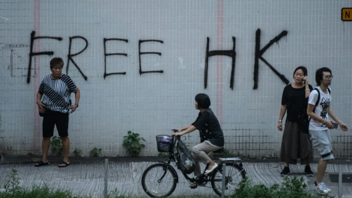 Graffiti réclamant "Libérez Hong Kong" dans le quartier de Tai Wai, à Hong Kong, le 10 août 2019.  
	 
