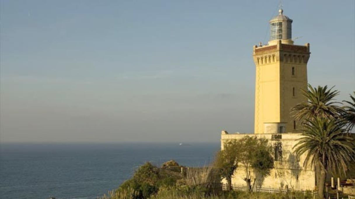 Le phare du Cap Spartel est entré en service en 1884. L'édifice au caractère architectural mauresque, avec sa tour carrée surmontée d'une lanterne, mesure de 24 mètres de haut et figure parmi les plus grands phares d'Afrique. 
