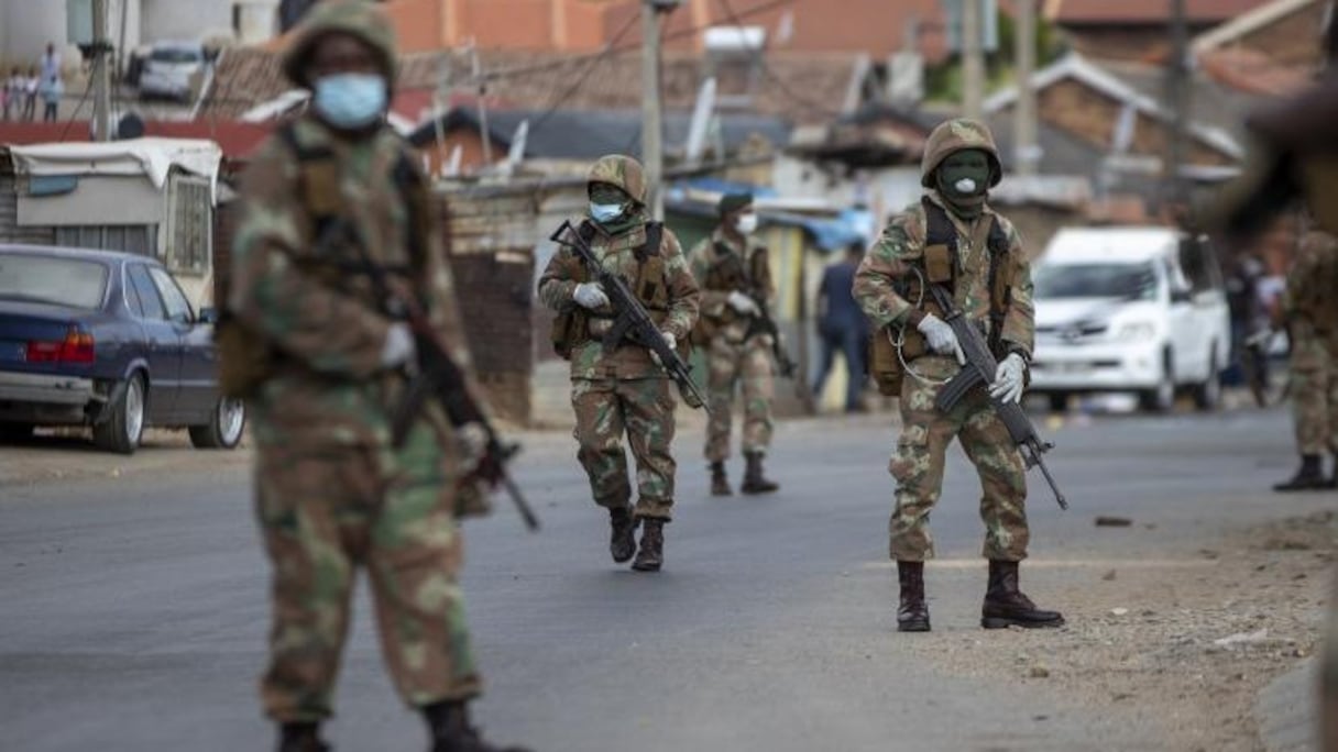 Des militaires veillant au respect du confinement en Afrique du Sud. 
