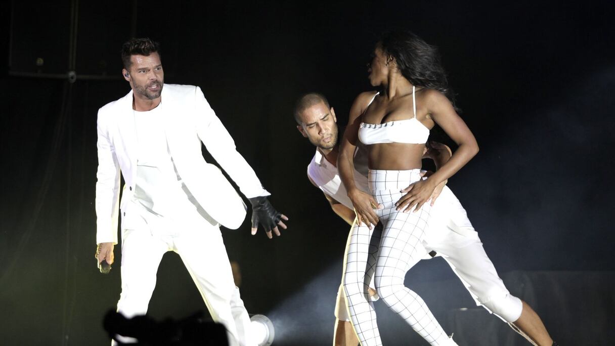 Le chanteur joue avec ses danseurs dans des chorégraphies savamment ficelées.
