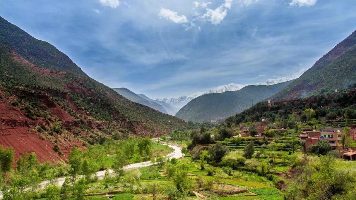 Longeant les premiers contreforts du Haut Atlas, la vallée de l'Ourika s'étend sur 68 km, des débuts de la plaine du Haouz, jusqu’au douar de Setti Fatma (1.500 m d'altitude). La route qui la traverse est entourée de champs, de vergers d'oliviers, d'amandiers et de cerisiers.
