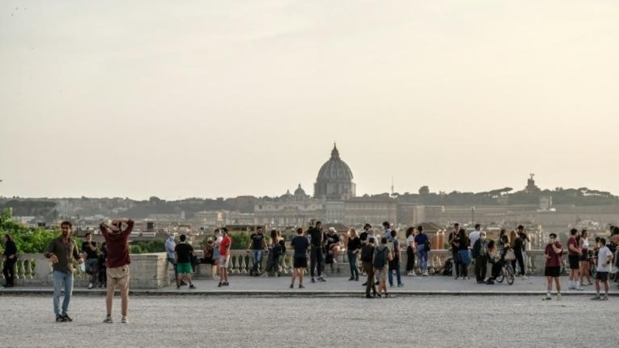 Des personnes attendent la prière de l'Angélus, donnée par le pape François place Saint-Pierre, au Vatican, le 17 mai 2020. 
