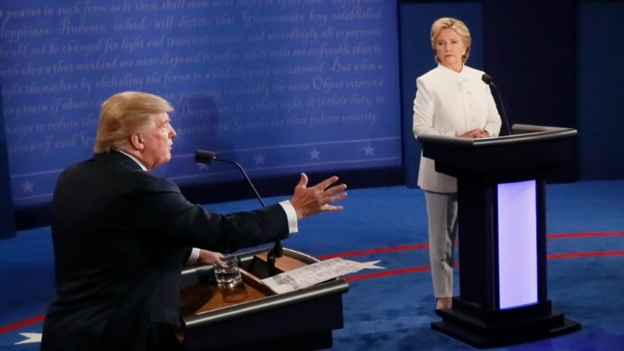 Donald Trump et Hillary Clinton lors du 3e et dernier débat présidentiel, le 20 octobre 2016 à l'Université du Nevada à Las Vegas.
