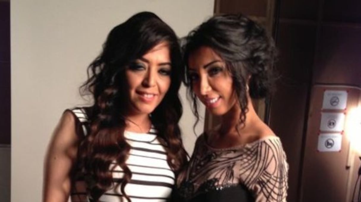 Dounia Batma aux côtés de chanteuse marocaine Fadwa El Malki.
