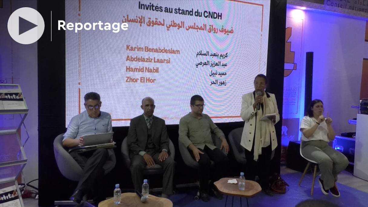 Rencontre au stand du CNDH, où de jeunes Marocains sont venus témoigner de leur parcours universitaire réussi, malgré un handicap, le 8 juin 2022 à Rabat. 
