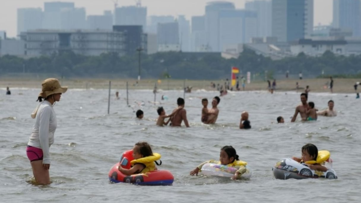 Des familles se rafraichissent à Tokyo, le 22 juillet 2018, alors que la canicule a fait au moins quinze morts au Japon.
