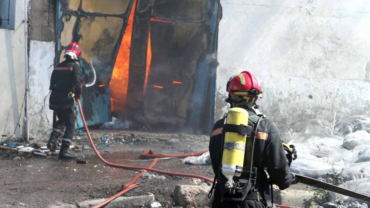 Une dizaine de camions ont été mobilisé sur les lieux de l'incendie
