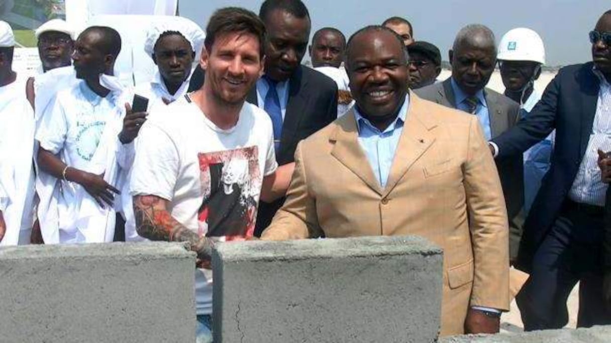 Lionel Messi pose la première pierre du nouveau stade à Port-Gentil aux côtés du président Ali Bongo.
