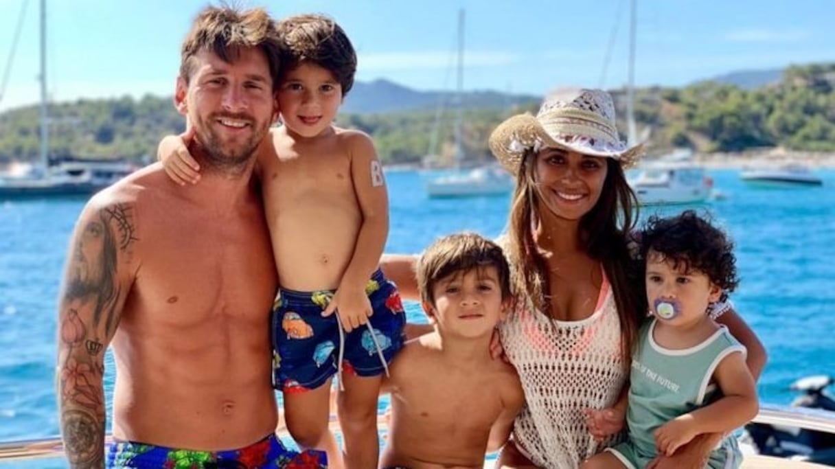 Lionel Messi entouré de sa femme, Antonella Roccuzzo et de leurs trois enfants.