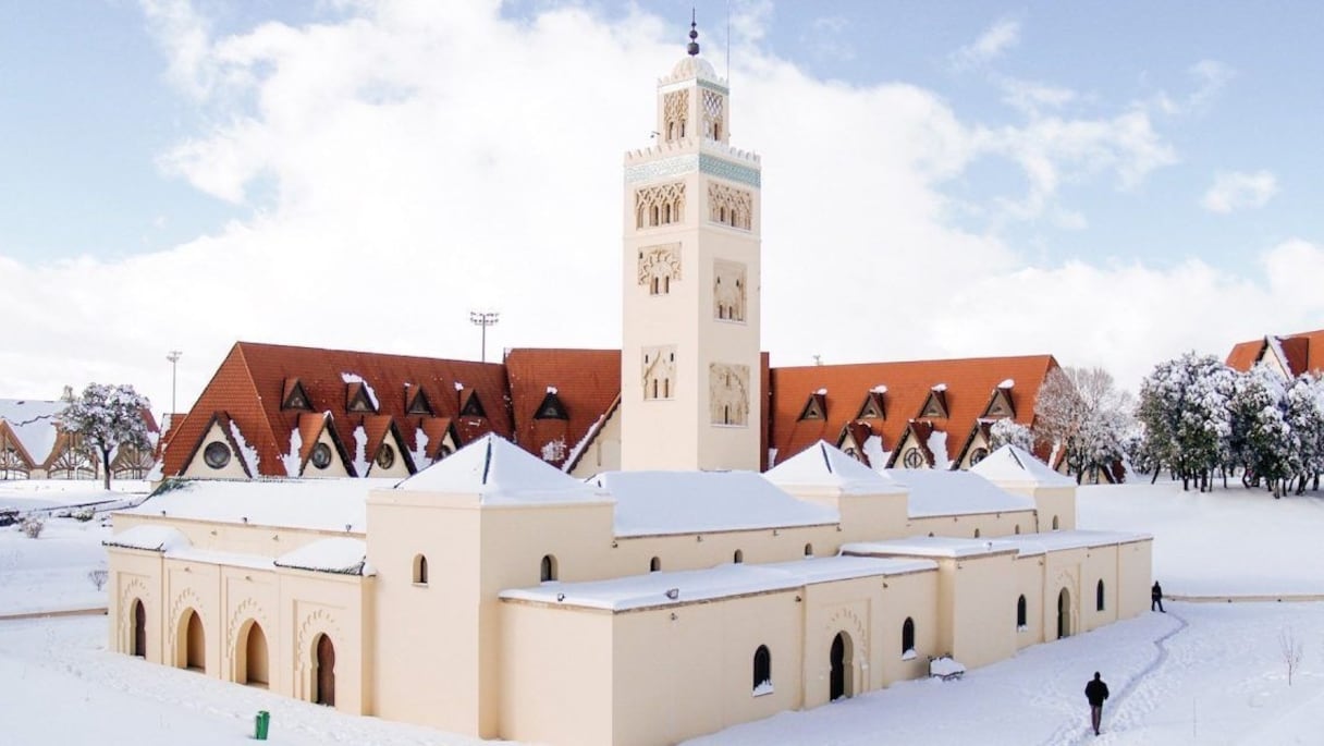 Connue pour ses toits pentus, la petite ville d'Ifrane, dans le Moyen Atlas, à 1.713 mètres d’altitude, se trouve au coeur de la plus grande forêt de cèdres au monde.  
