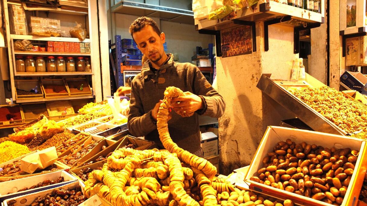 Les marchands préparent les colliers de rondelles de figues séchées. Une friandise qui sera, pour ce jour marquant le nouvel an de l'hégire, dans tous les foyers et sur toutes les tables.
