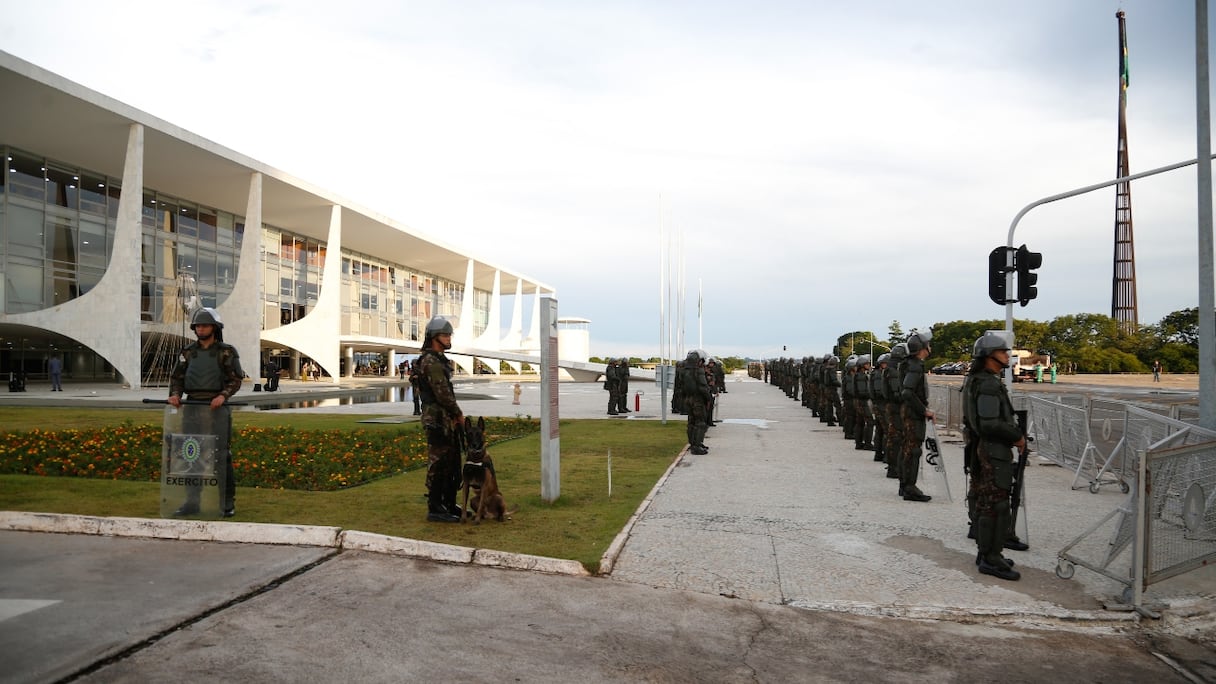 Des forces de sécurité campées devant le palais du Planalto lors de l'investiture de la nouvelle ministre des Peuples autochtones, Sonia Guajajara, à Brasilia le 11 janvier 2023, dans un contexte de tensions postélectorales.
