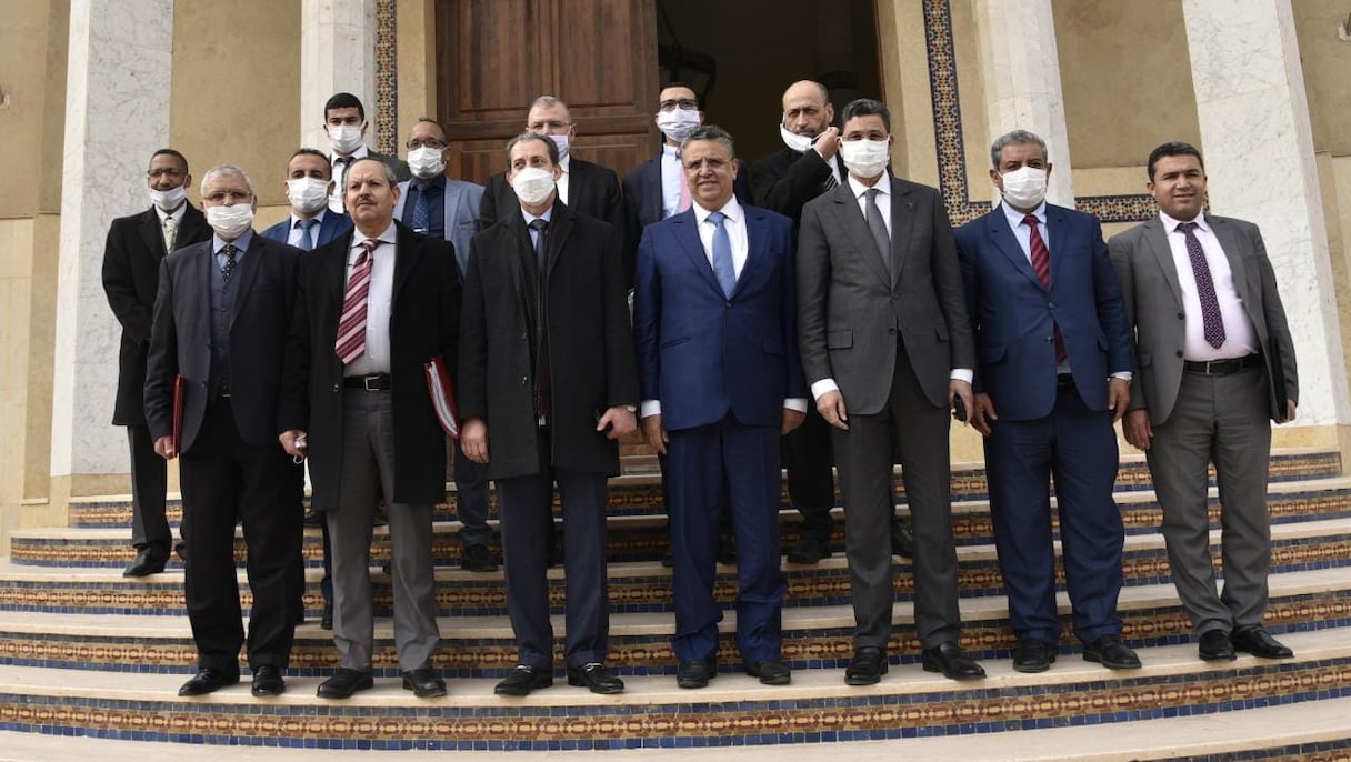 Abdellatif Ouahbi entouré de Mohamed Abdennabaoui et El Hassan Daki, vendredi 21 janvier 2022, à Laâyoune.
