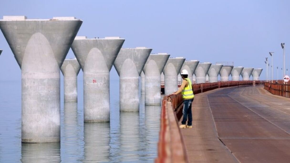 Un employé sur le site de construction du pont le 11 février 2017. 
