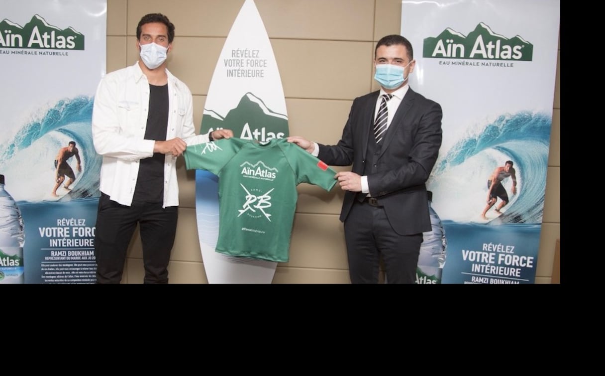 Aïn Atlas reconduit son partenariat avec le champion du surf Ramzi Boukhiam
