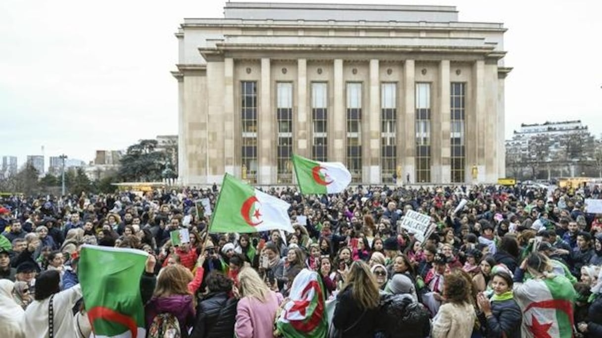 Les Algériens manifestent pacifiquement à travers l'ensemble du pays depuis le 22 février 2019. Ici, place Maurice-Audin, dans le centre-ville d'Alger. 
