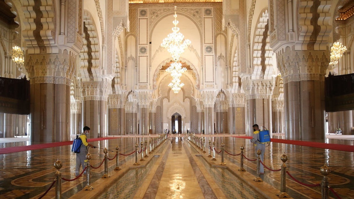 Une opération de désinfection de la mosquée Hassan II de Casablanca en attendant les fidèles.
