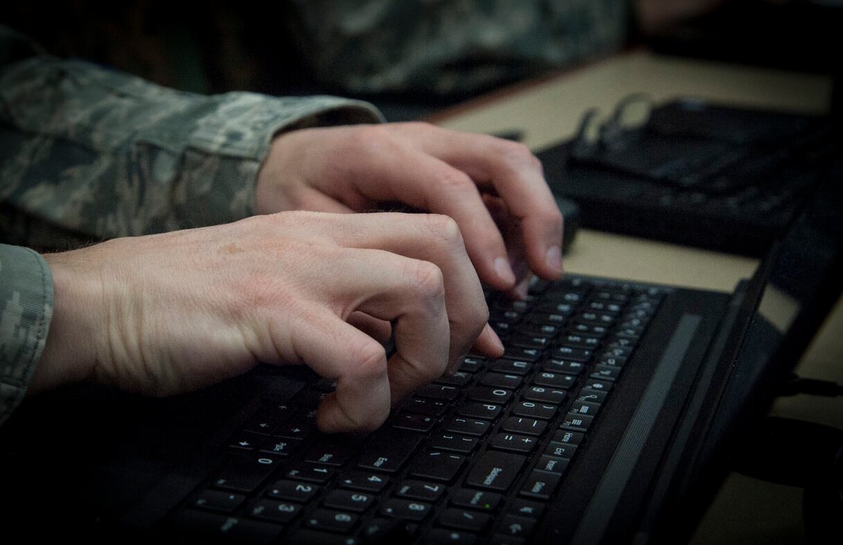 Un marine américain tapant sur un clavier.