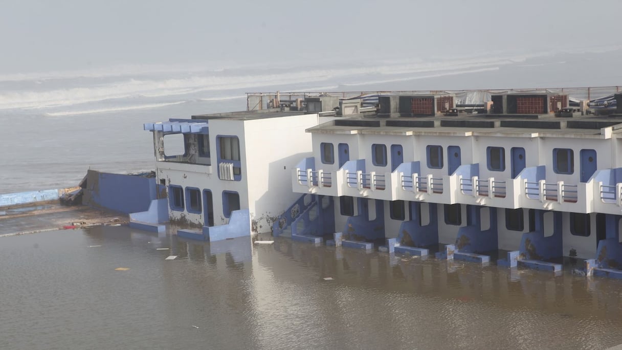 Les bungalows, noyés dans les eaux, semblent à la dérive. 
