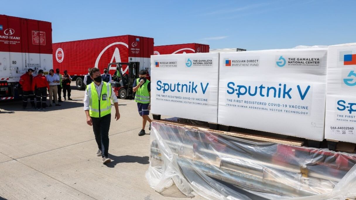 Réception, à l'aéroport Ezeiza de Buenos Aires, en Argentine, de containers à l'intérieur desquels se trouvent 300.000 doses du vaccin Sputnik V développé par un laboratoire russe, le 24 décembre 2020.
