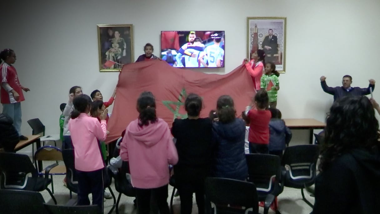 Les jeunes du Village d'Enfants SOS Dar Bouazza, heureux de la victoire du Maroc face à l'Espagne et de la qualification du pays pour les quarts de finale du mondial 2022.
