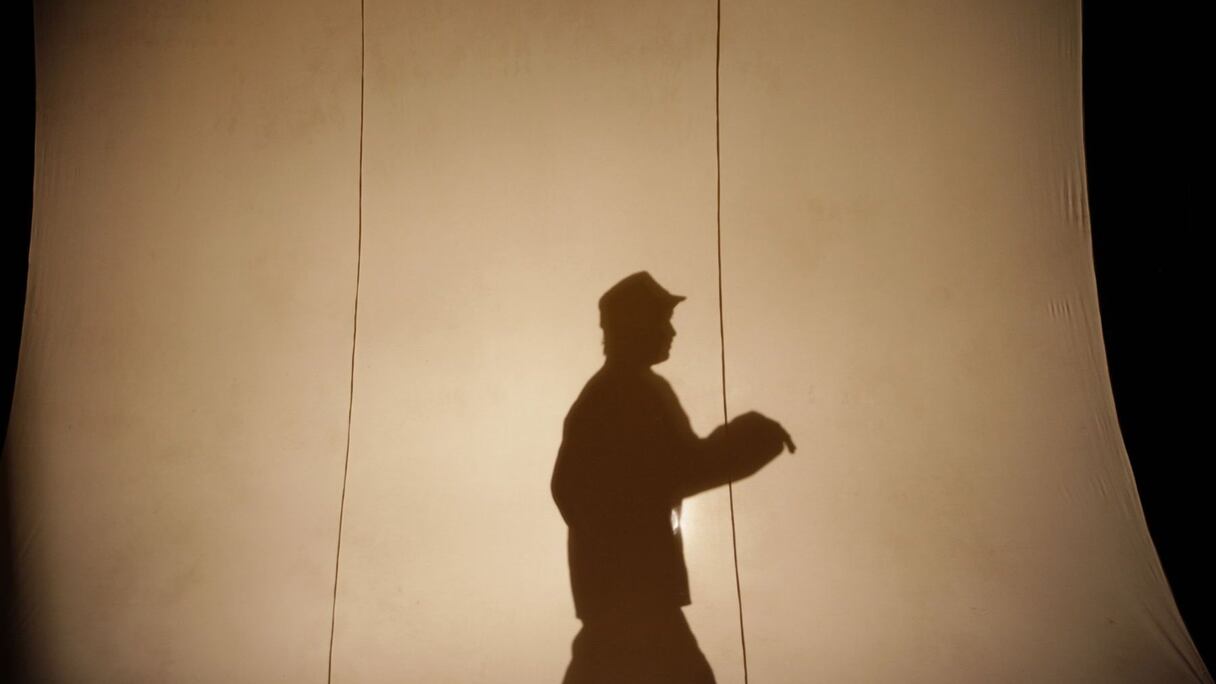 L3assas, c'est un peu la mémoire d'un quartier. La pièce en met d'ailleurs en scène plusieurs. L'un, qui garde une école, a suivi tout le cheminement d'enfants devenus grands et qui viennent à leur tour, à présent, déposer là leurs petits.
