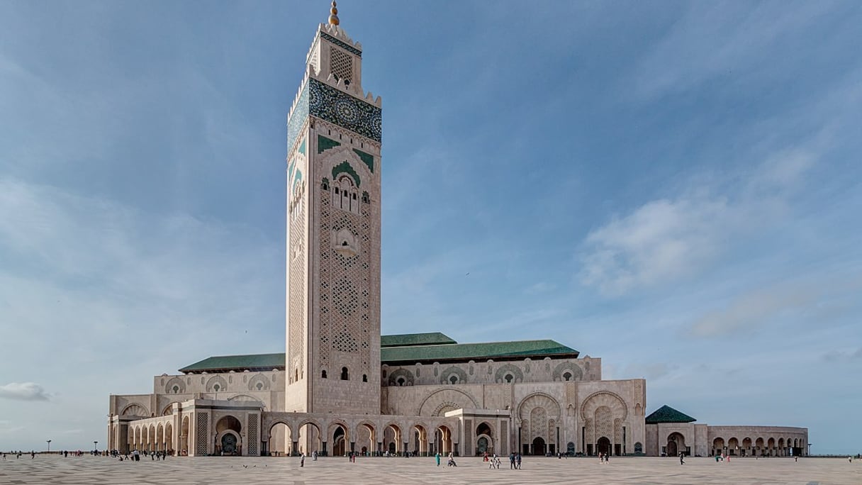 Mosquée Hassan II, Casablanca. Cet édifice religieux peut accueillir jusqu'à 25.000 fidèles dans ses salles de prières (80.000 fidèles sur son esplanade). 
