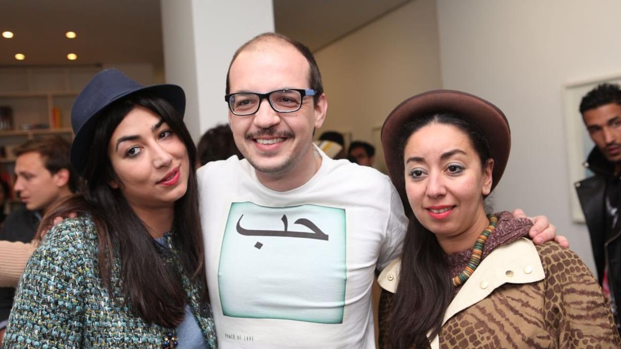 Younès Lazrak, entouré des actrices Fatim Layachi et Amal Atrach, a mis l'exposition sous le signe de la Saint Valentin avec un T-shirt portant l'inscription "Amour". 
